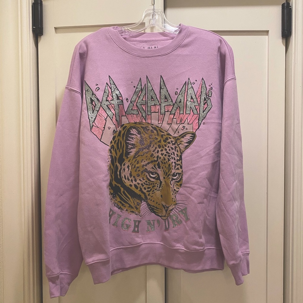 NWOT Def Leppard oversized graphic sweatshirt. Size small.